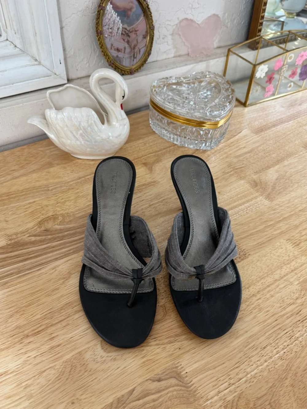 Vintage Y2K Gray Slip On Thong Kitten Heel Sandals Pumps Size 8 #Summer
#Y2K - Picture 14 of 14